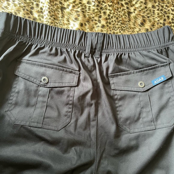 NWOT 🍀Adar Pro Scrub Set For Women - Enhanced V-Neck Top & Multi Pocket Pants - Picture 11 of 15